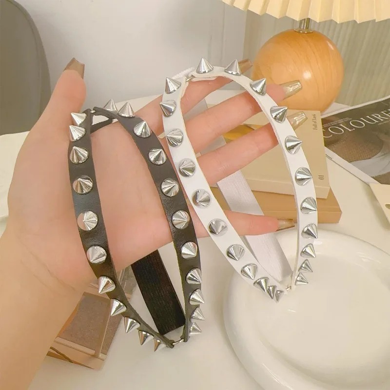 حزام فخذ نسائي بمسامير مخروطية - مراجعة Garter Belt Set وسعره